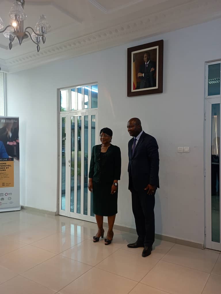 Mme la Ministre avec le consul honoraire de la Lettonie